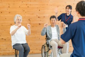 デイサービスで体操を楽しむ高齢者と介護スタッフ｜通所介護の活動風景